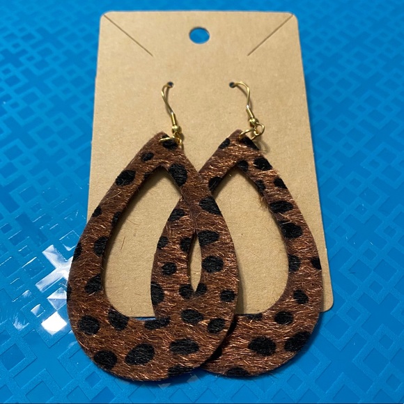 Textured Faux Fur Cat Spotted Print Earrings - Picture 2 of 5